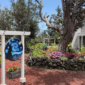  Holiday home The Art Garden- Hibiscus United States